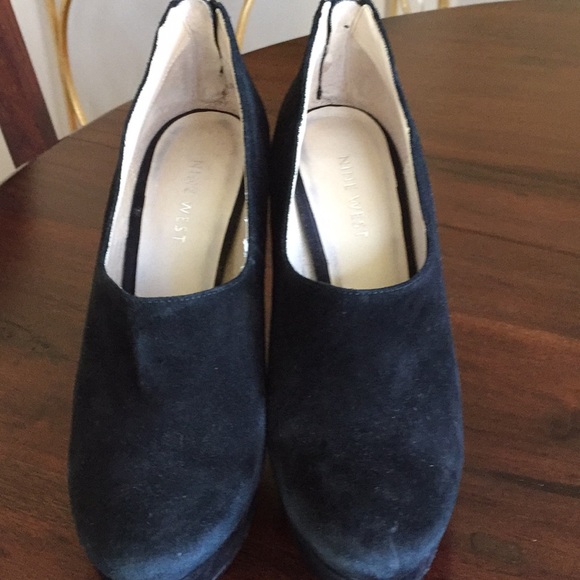 5.5 Nine West Black Suede booties. Gently worn. - Picture 4 of 4